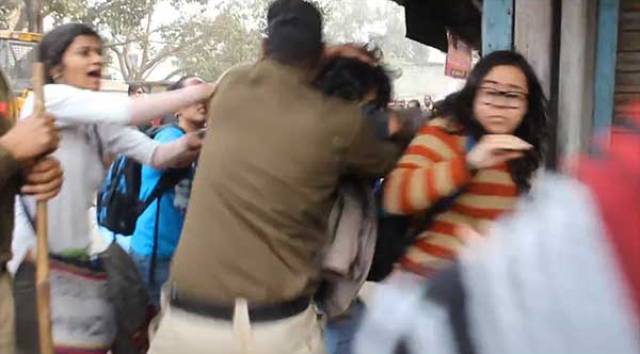Reason for Delhi Police Beat Up Women outside RSS office